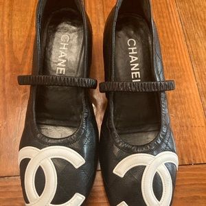 Rare black white Chanel Cambon leather heels